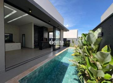 Casa · 360m² · 3 Quartos · 4 Vagas · Casa residencial com 3 quarto sendo 3 suítes disponível para venda no bairro Laranjeiras em Uberlând