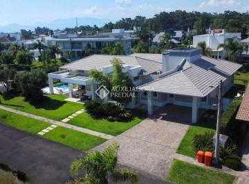 Casa · 570m² · 4 Quartos · 2 Vagas · Casa térrea mobiliada com quatro suítes em terreno duplo no condomínio Atlântida Ilhas Park em Xangr