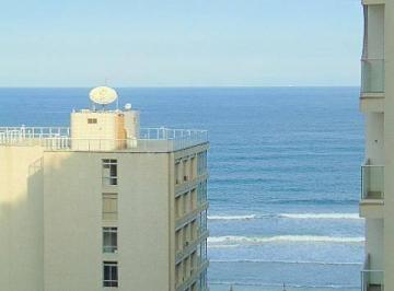 Vista para o mar. · Praia das Pitangueiras - Alto padrão - Uma quadra da praia.