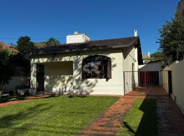 Casa · 147m² · 2 Quartos · 5 Vagas · Casa Completa em Terreno Grande - Ideal para Família e Eventos