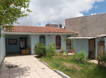 Casa · 100m² · 3 Quartos · 4 Vagas · Casa com área útil de 242m2 com 3 dormitórios, edí