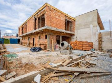 Casa · 120m² · 3 Quartos · 2 Vagas · Sobrado de alto padrão com 3 quartos, terraço com