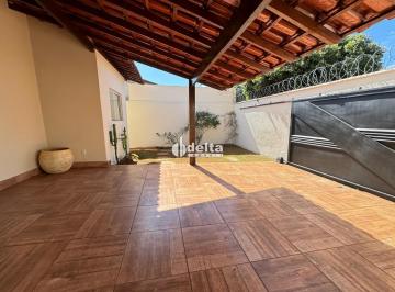 Casa · 250m² · 3 Quartos · 2 Vagas · Casa residencial com 3 quartos sendo 1 suíte disponível para locação no bairro Granada em Uberlândia