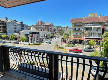 Apartamento · 244m² · 3 Quartos · 2 Vagas · Localização, posição solar e mobiliado!