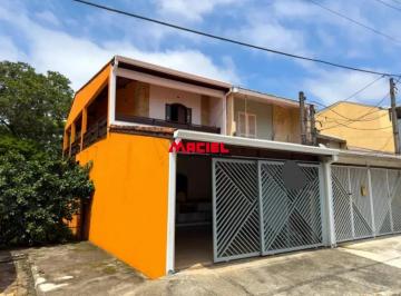 Casa · 157m² · 4 Quartos · 2 Vagas · Sobrado com 4 Quartos, 1 Suíte à Venda, 157 m² por R$ 650.000