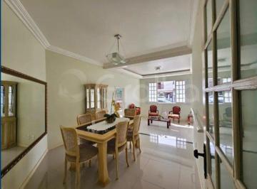 11 · Casa de 165m² com 4 quartos sendo 1 suíte no bairro Itaguaçu
