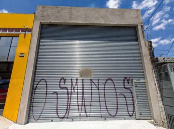 Comercial · 203m² · 2 Quartos · Loja na Avenida Mateo Bei, N. 164 • 203 m²