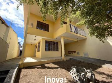 Casa · 196m² · 5 Quartos · 2 Vagas · Casa magnífica disponível para venda no bairro Petrópolis