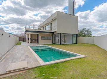 Casa · 400m² · 4 Quartos · 2 Vagas · Casa no condomínio Residencial Arboretum para venda e locação com 4 quartos, sendo 4 suítes, 400m²