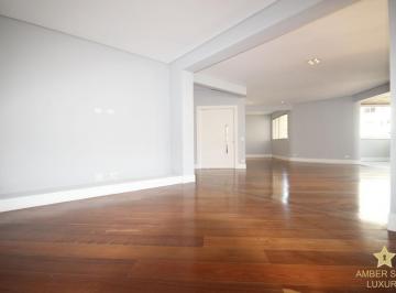 Apartamento · 250m² · 3 Quartos · 3 Vagas · Amplo Apartamento Mobiliado em Endereço Privilegiado