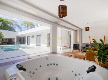 Casa · 318m² · 3 Quartos · 3 Vagas · Casa térrea com ambientes amplos, em rua tranquila e arborizada.