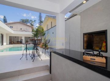 Casa · 318m² · 3 Quartos · 3 Vagas · Casa térrea com ambientes amplos, em rua tranquila e arborizada.