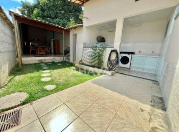 Casa · 195m² · 3 Quartos · 2 Vagas · Casa com 3 Quartos sendo 1 suíte à Venda, 195m², Céu Azul, próximo à Rua Maria Gertrudes Santos.