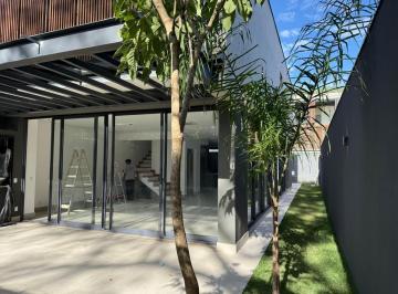 Casa · 565m² · 3 Quartos · 4 Vagas · Casa de condomínio fechado Alto Padrão em Alto de Pinheiros com 3 Quartos e 4 Vagas - 565m² à Venda.