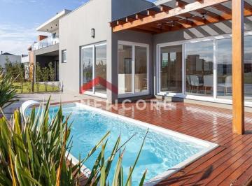 Casa · 263m² · 3 Quartos · 2 Vagas · Casa de condomínio em  Avenida Castelo Branco - Engenho Velho Torres  - Torres/RS
