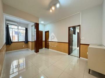 Sala clara · Apartamento acolhedor em típico Predinho charmoso na Urca.