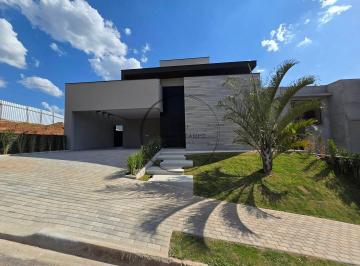 Casa · 345m² · 3 Quartos · 2 Vagas · Casa Térrea no Portal Lamis com Piscina e Vista para a Natureza