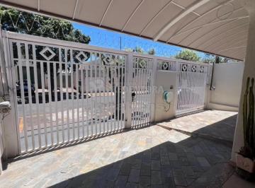 Casa · 216m² · 3 Quartos · 2 Vagas · Excelente casa de 3 dormitórios no Jardim Urupês (Próximo ao Parque das Flores)