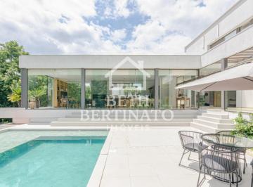 1 · Casa em condomínio ao lado do Parque Tingui, com amplo terreno, piscina e espaço gourmet