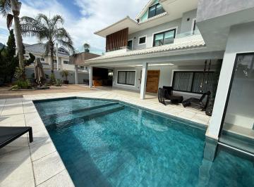 Casa de 4 quartos, Rio de Janeiro · Excelente casal para locação na Barra da Tijuca mobiliada em condomínio fechado com segurança.