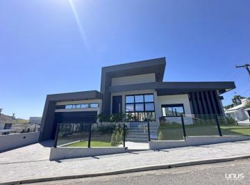 Casa · 320m² · 3 Quartos · 2 Vagas · Casa na Pedra Branca com 3 suítes e piscina