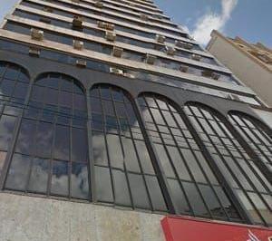 sala-fachada · Sala Comercial 52m² na Praça 15 de Novembro — Elevador e Portaria