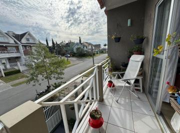 Casa de 4 quartos, Curitiba · Sobrado no bairro Santo Inácio com 173m², 4 dormitórios e 2 vagas