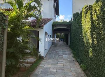 Casa · 1085m² · 4 Quartos · 6 Vagas · Casa residencial com 4 quartos sendo 3 suítes disponível para locação no bairro Tabajaras em Uberlân