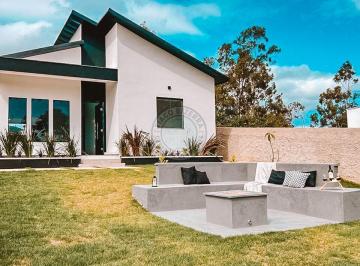 Casa · 70m² · 2 Quartos · 3 Vagas · Casa moderna com 2 quartos, sendo 1 suíte — Jacaroá, Maricá/RJ