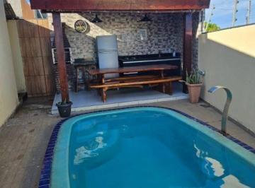 cbf3900297ee929d071d46b0af97a4f9e769f721 · Casa de esquina com piscina, varanda gourmet e sala de jogos