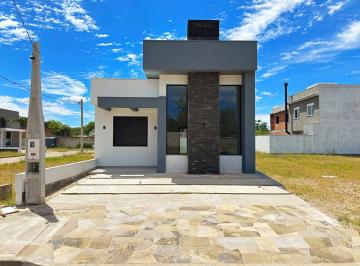 Casa · 92m² · 3 Quartos · 2 Vagas · Residência nova em condomínio com 3 dormitórios