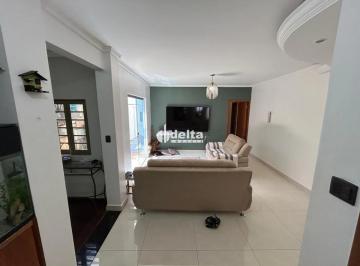 Casa · 300m² · 4 Quartos · 2 Vagas · Casa residencial com 3 quartos sendo 2 suítes disponível para locação no bairro Santa Rosa em Uberlâ
