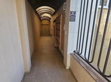 cc38c4177301fd821eb86022a85c7b8c612e96ed · Apartamento com 2 quartos, garagem e apenas um lance de escadas.