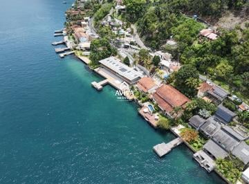 Casa · 900m² · 7 Quartos · 6 Vagas · Casa à Beira-Mar Disponível para Venda em Angra dos Reis