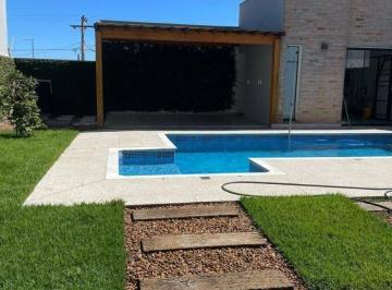 991e08fda807bfb9238cd1c8009d71662acc4dbe · Casa com Piscina, Área Gourmet e 4 Dormitórios