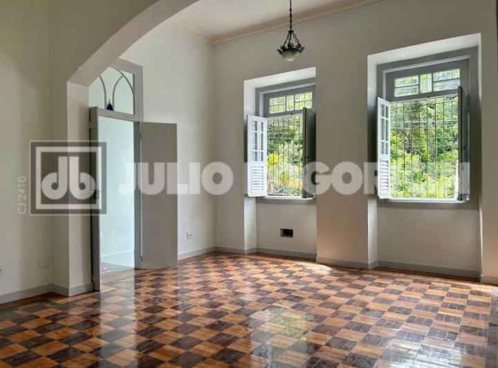 Foto do imóvel - Casa de rua com uma bela vista, muito bem cuidada e com um belo jardim, composta de: Salão; 3.