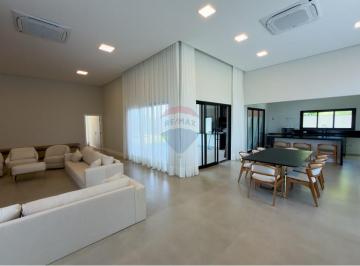 Casa · 444m² · 4 Quartos · 5 Vagas · RE/MAX ALUGA casa térrea mobiliada e equipada, com 444m² de construção e 1.200m² de terreno, 04 suít