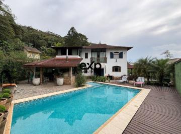 BELA PISCINA COM DECK AREA EXTERNA · Casa ampla à venda no charmoso bairro do Quitandinha.