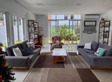 Casa · 290m² · 4 Quartos · 3 Vagas · Casa residencial disponível para locação, com uma área útil de 290 m²