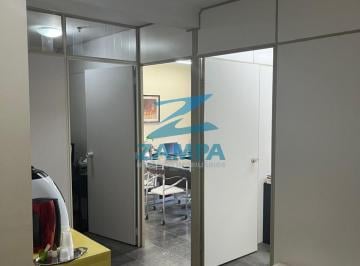 Foto 01 · SALA COMERCIAL NO CENTRO COM 44M², DIVISÓRIAS, ILUMINAÇÃO, COPA E BANHEIRO SOCIAL. 1 VAGA