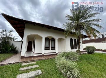 Frente · Casa para alugar em Bom Retiro, Joinville – 5 quartos, 200m²