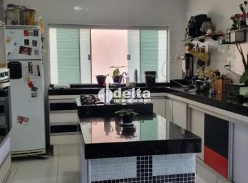 Casa · 250m² · 3 Quartos · 3 Vagas · Casa com 3 quartos sendo 1 suite com sacada disponível para venda no bairro Nova Uberlândia em Uberl