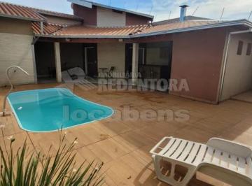 Casa · 220m² · 2 Quartos · 2 Vagas · Santa Regina - Ótima casa com piscina em bairro tranquilo.