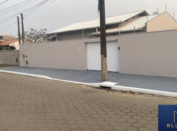 Casa · 240m² · 3 Quartos · 2 Vagas · LINDA CASA COM PISCINA SOZINHA NO TERRENO CENTRO BARRA VELHA