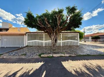 Casa de 4 quartos, Brasília · Casa - Taguatinga Norte - QNA - Venda - 04 quartos - Suítes - Localização excelente - Oportunidade