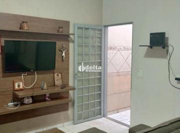 Casa · 250m² · 3 Quartos · 2 Vagas · Casa residencial com 3 quartos sendo 1 suíte disponível no Jardim Patrícia em Uberlândia - MG.