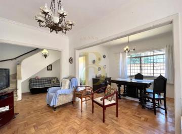 Casa · 220m² · 3 Quartos · 3 Vagas · Casa Ampla e Iluminada com 220 m², 3 Quartos e Área Externa para 6 Vagas