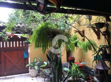 8a8b3d80499d434ce0810324ed618966623e24d2 · Casa ampla, com 5 quartos, bem localizada
