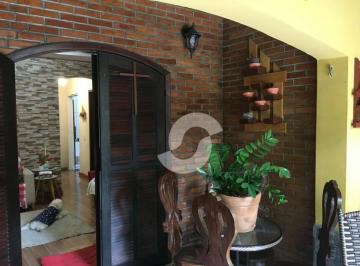 8c0224124bb117c9d047f7672e929e3ffcea8941 · Casa ampla, com 5 quartos, bem localizada