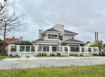 Casa · 253m² · 4 Quartos · 2 Vagas · Belíssima casa com 4 suítes em Rainha do Mar - Xangri-Lá